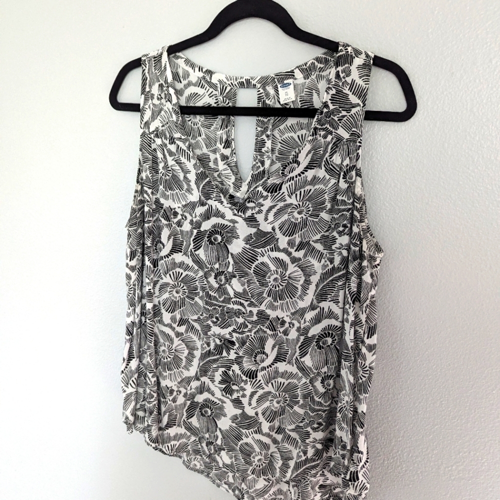 Old Navy V Neck Sleeveless Top